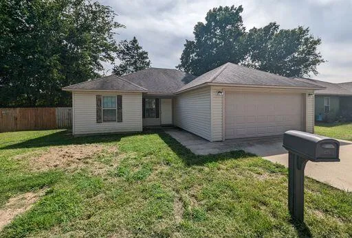 40 Southstone Dr, Batesville, AR 72501