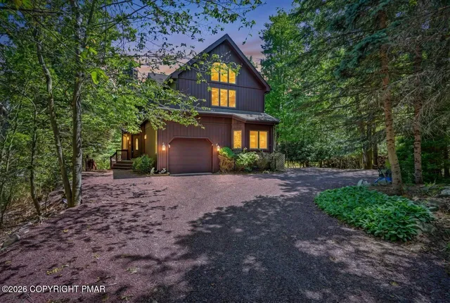 6102 Lakeview Dr, Pocono Pines, PA 18350