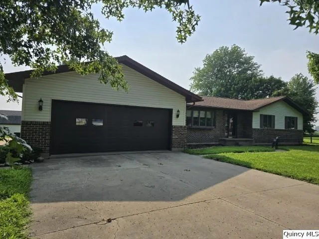 400 N  4th St, Carthage, IL 62321