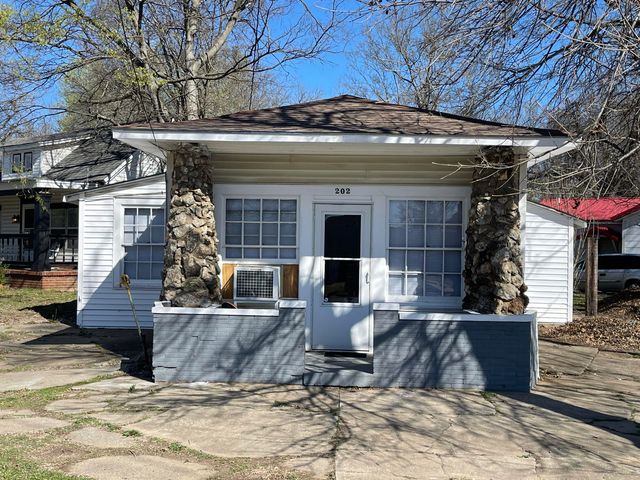 202 W  Tahlequah Ave, Vinita, OK 74301