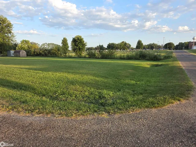 Washington St, Batavia, IA 52533