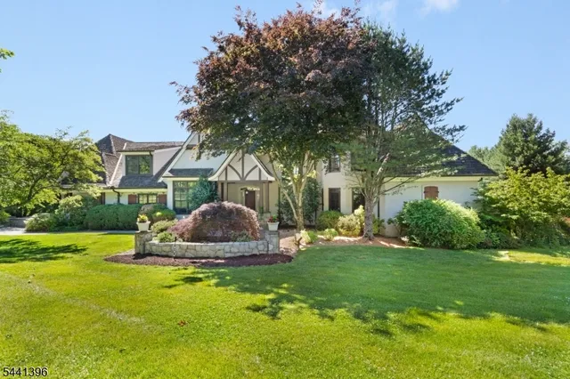 9 Pitney Dr, Mendham, NJ 07945