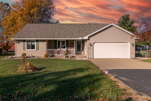 114 Countryside Dr, Le Roy, IL 61752