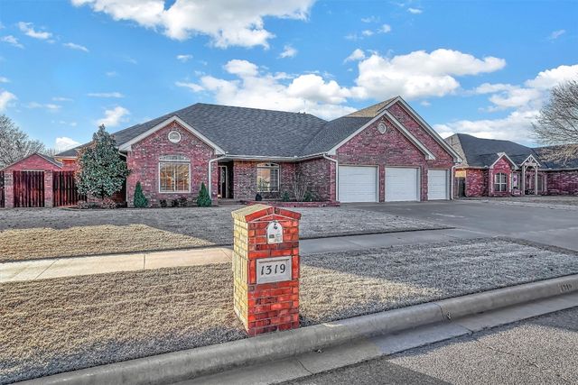 1319 Sycamore St, Weatherford, OK 73096