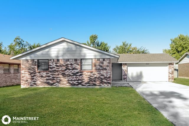1225 Cathy Ln, Midwest City, OK 73110