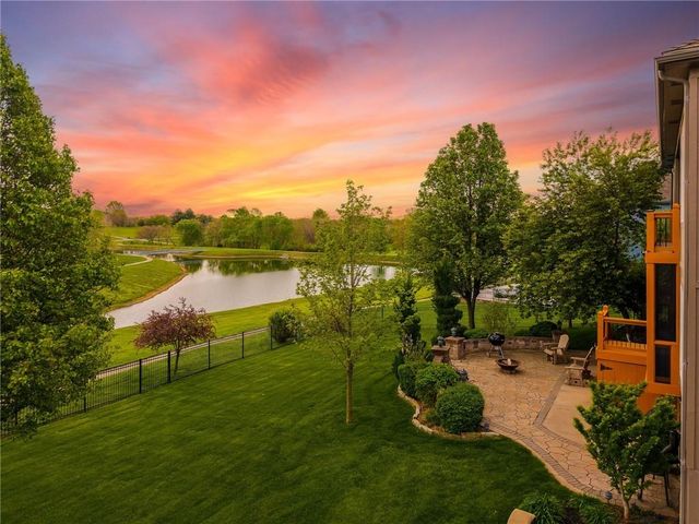 8045 NW Emerald Ct, Kansas City, MO 64152