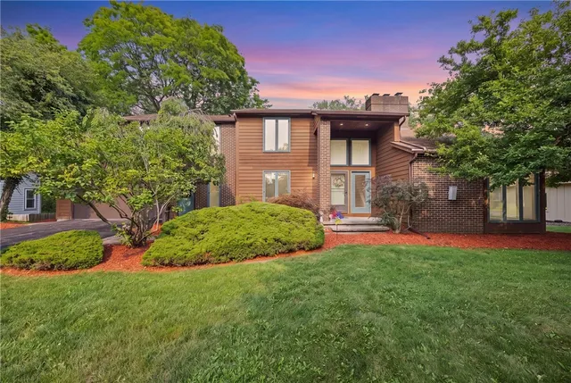 32 Framingham Ln, Pittsford, NY 14534