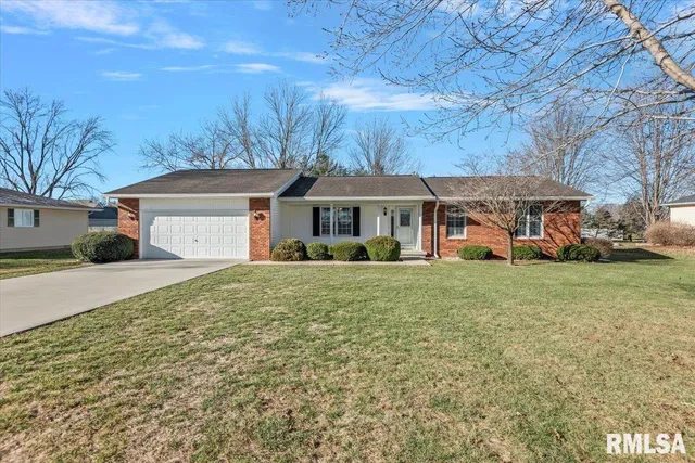2417 E  Lake Shore Dr, Taylorville, IL 62568