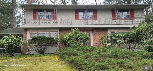 11 Stone Fence Rd, Allendale, NJ 07401