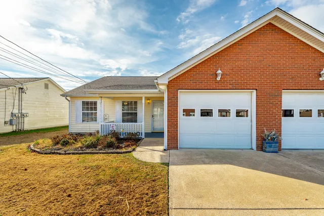 420 Flagstone Dr, Rossville, GA 30741
