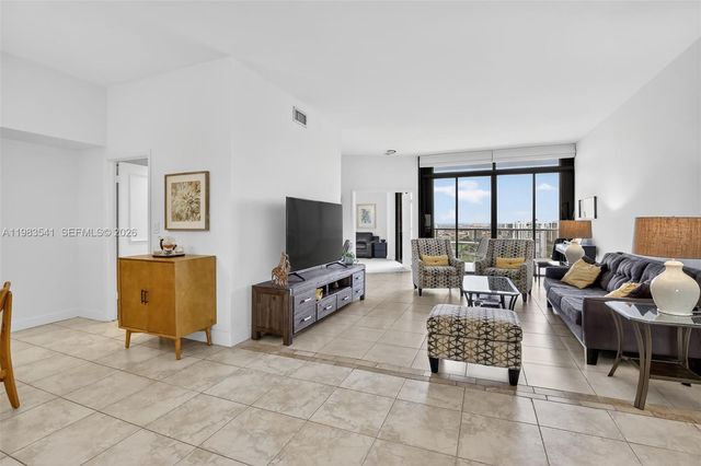 20281 E  Country Club Dr #TS-5, Miami, FL 33180