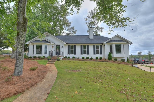 1902 Northgate Dr, Opelika, AL 36801