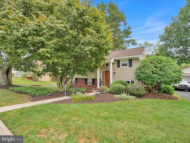 33 Deerfield Dr, Pottsville, PA 17901