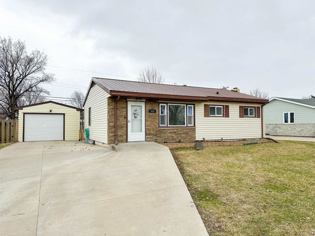 525 24th Ave NW, Minot, ND 58703