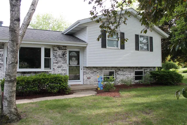 909 Country LANE, Watertown, WI 53098