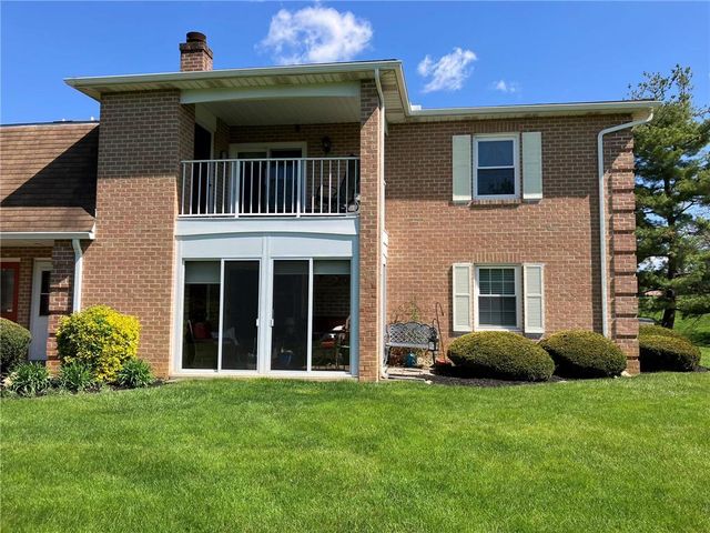2683 Rolling Green Dr, Macungie, PA 18062