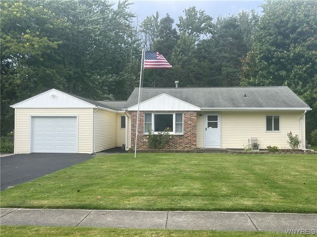 384 Oak St, Youngstown, NY 14174