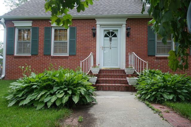 908 N  74th St, Omaha, NE 68114