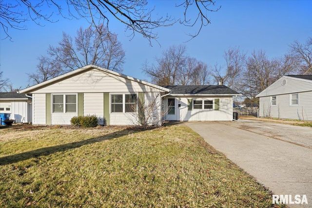 77 Downing Dr, Chatham, IL 62629