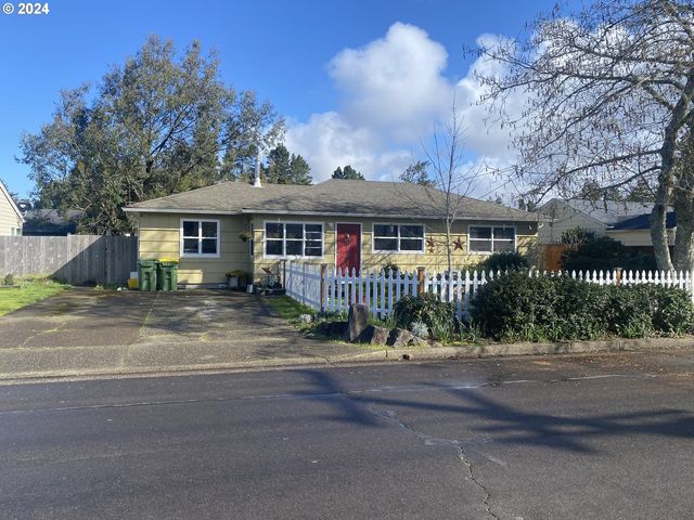 2137 18th St, Florence, OR 97439