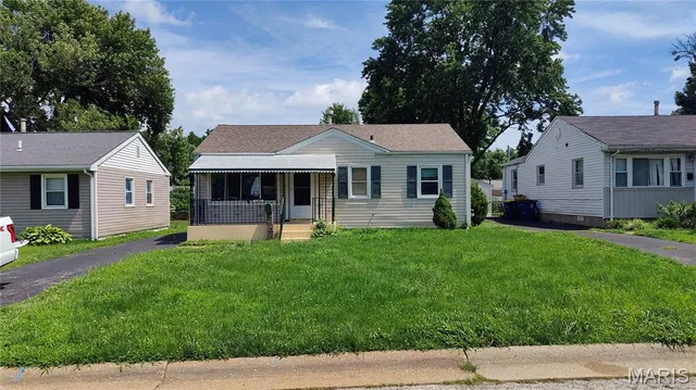 11021 Saint Girard Ln, Saint Ann, MO 63074