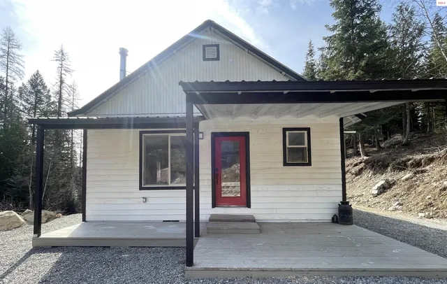 38 Forest Dr, Moyie Springs, ID 83845