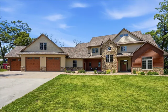 981 44th St SE, Cedar Rapids, IA 52403