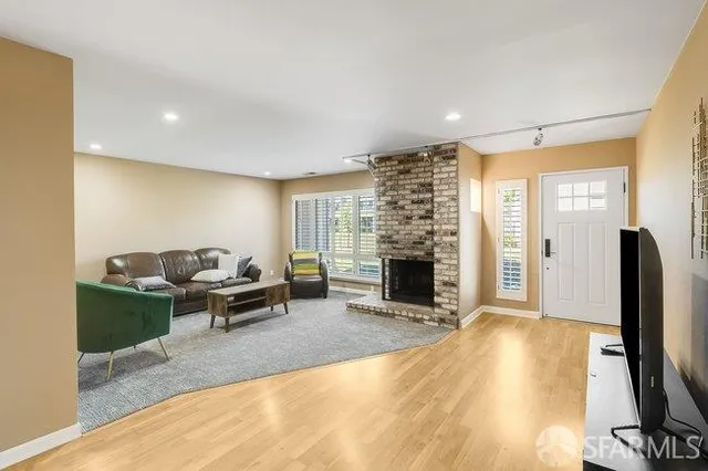 1137 Leeward Ln, Alameda, CA 94502