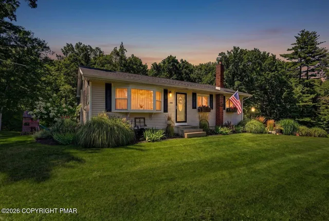 206 Lancelot Dr, Stroudsburg, PA 18360