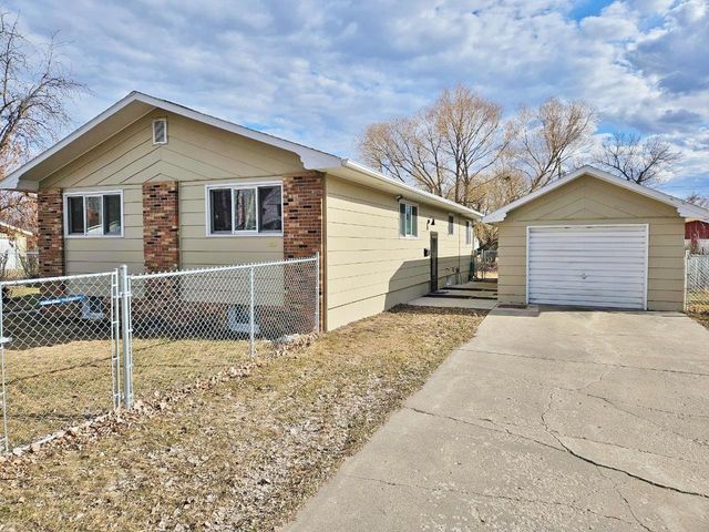 322 5th St SE, Rugby, ND 58368