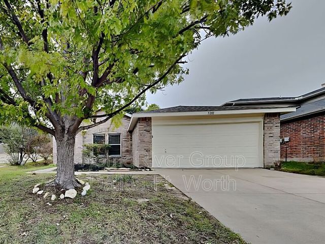 5201 Bedfordshire Dr, Fort Worth, TX 76135