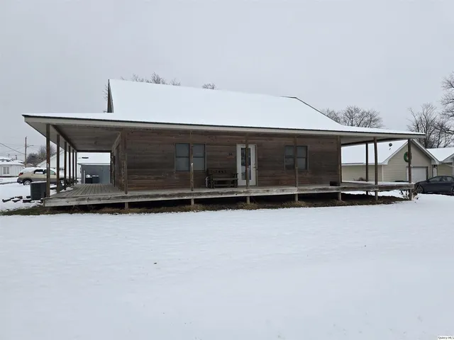 111 E  Chestnut St, Mount Sterling, IL 62353