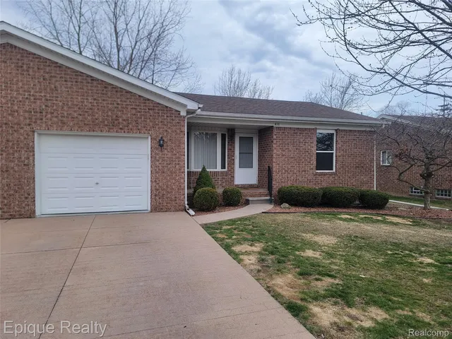 416 River Valley Dr, Marine City, MI 48039