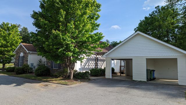 74 Turnabout Ln, Hendersonville, NC 28739
