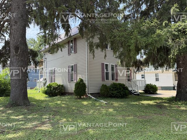 420 1/2 E  Pine St, New London, WI 54961