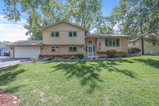 3209 Country Wood Dr, Burnsville, MN 55337