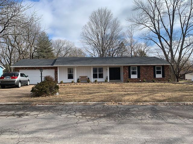 921 Surrey Ct, Edwardsville, IL 62025