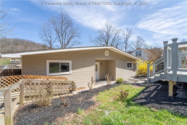 2078 McCubbin Dr, Charleston, WV 25311