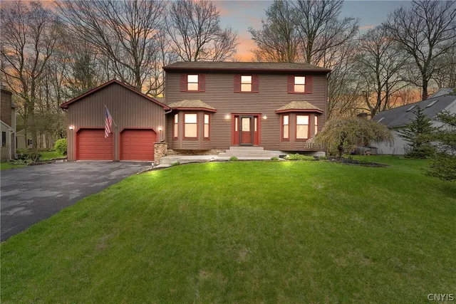 4527 Lamplighter Ln, Manlius, NY 13104