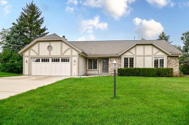 3906 South Woodhill COURT, New Berlin, WI 53151