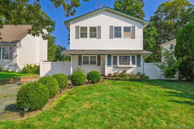9 Robinson Drive, Shirley, NY 11967