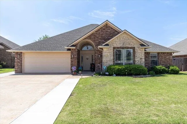 6706 SW Driftwood Dr, Lawton, OK 73505
