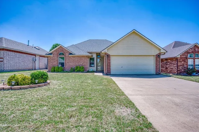 604 E  Katelyn Ln, Mustang, OK 73064