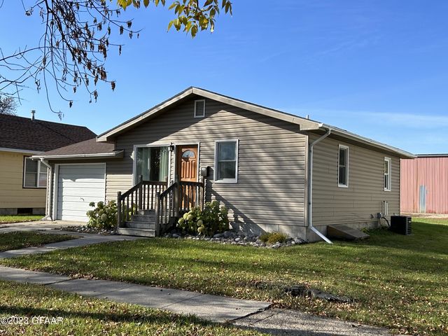 911 Cooper Ave, Grafton, ND 58237