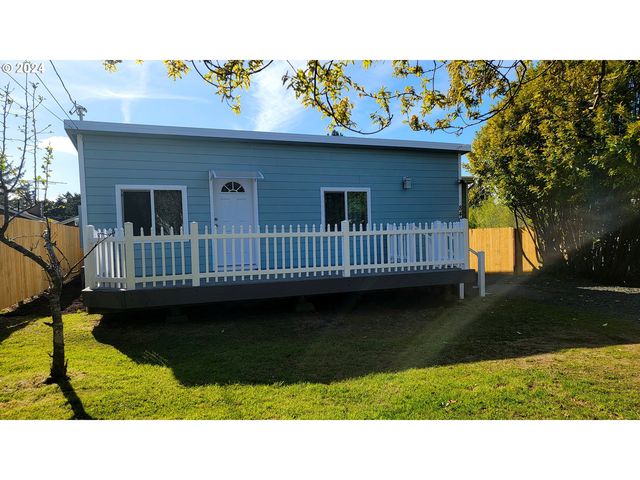 840 Augustine Ave, Coos Bay, OR 97420