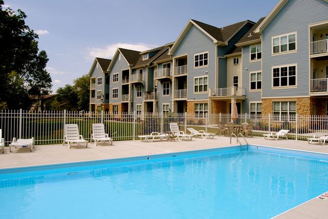 411 Bleeker St #828-311, Delafield, WI 53018