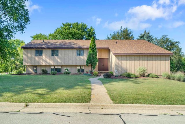 5910 Willow Wood Dr, Dubuque, IA 52002