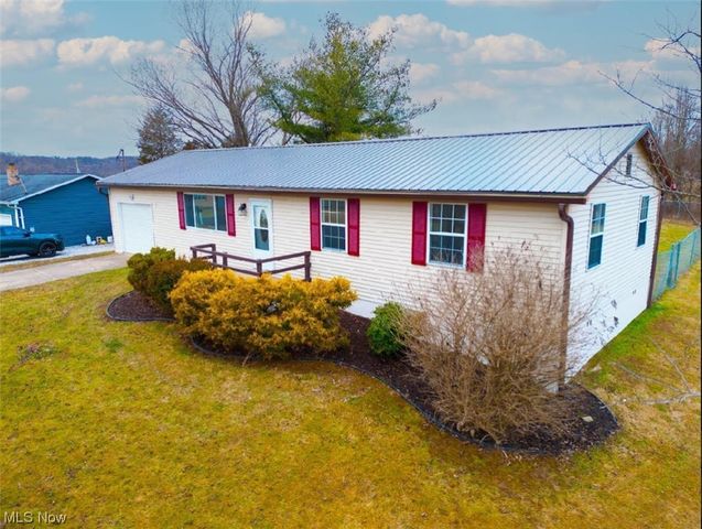 27 Hickory Dr, Little Hocking, OH 45742