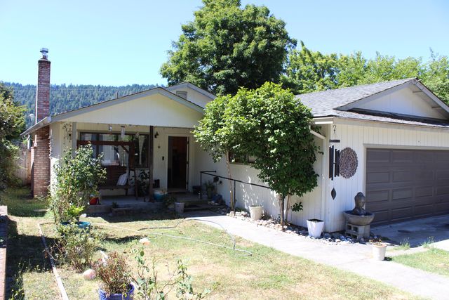 64 Pacific Ave, Redway, CA 95560