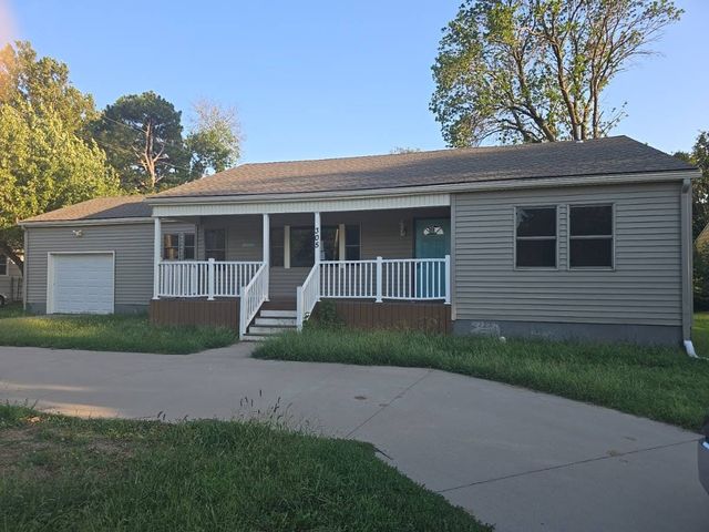 305 W  30th Ave, Hutchinson, KS 67502